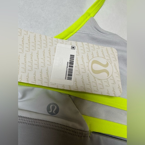 NWT: Lululemon rise and run sports bra🌼 - Picture 4 of 4